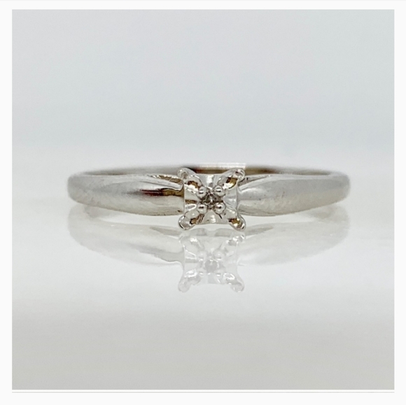 10k white Gold solitaire illusion diamond ring - Picture 6 of 6